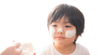 ホワイトクレイでクレイフェイスパックをする子供としてあげる母
