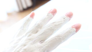 ホワイトクレイでハンドパックをしている