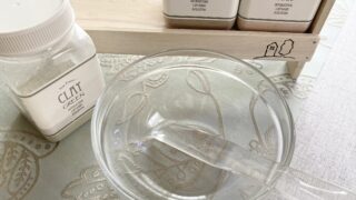 大きなガラスの器とヘラとICAのグリーンクレイ、ブランクレイ、ピンククレイが並んでいる