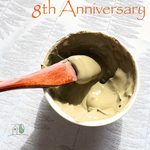 ICA国際クレイセラピー協会のフランスさんグリーンクレイのペーストが白い陶器に入っている。木のスプーンも入っている。